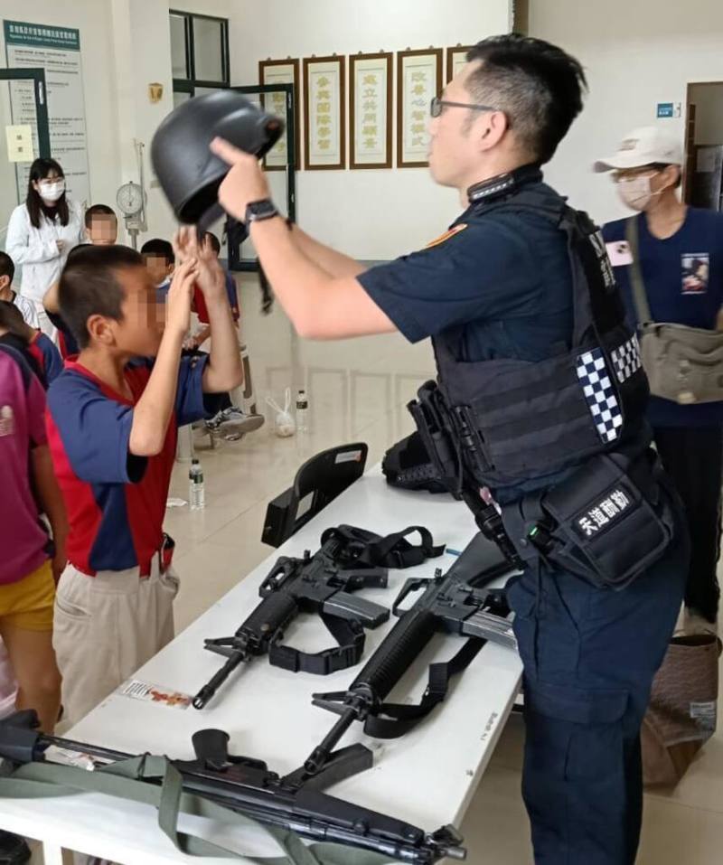 澎湖縣警察局舉辦「小小警察體驗營」，17日邀請棒球名校講美國小40名小朋友率先體驗，孩子們難得扮演一日小警察，都相當開心。（澎湖縣警察局提供）