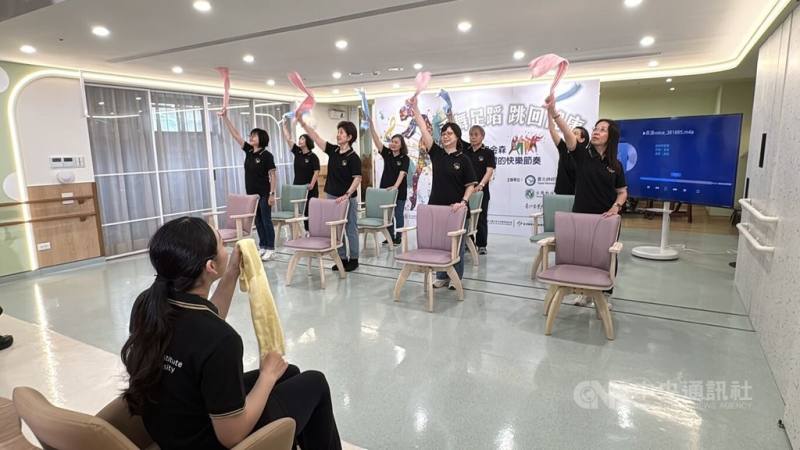 巴金森氏症患者逐年增加，台北神經醫學中心推動「舞蹈輔助治療」，結合臨床復健與音樂律動，讓病友在旋律中改善肢體僵硬，找回失落的身體節奏，提升生活品質