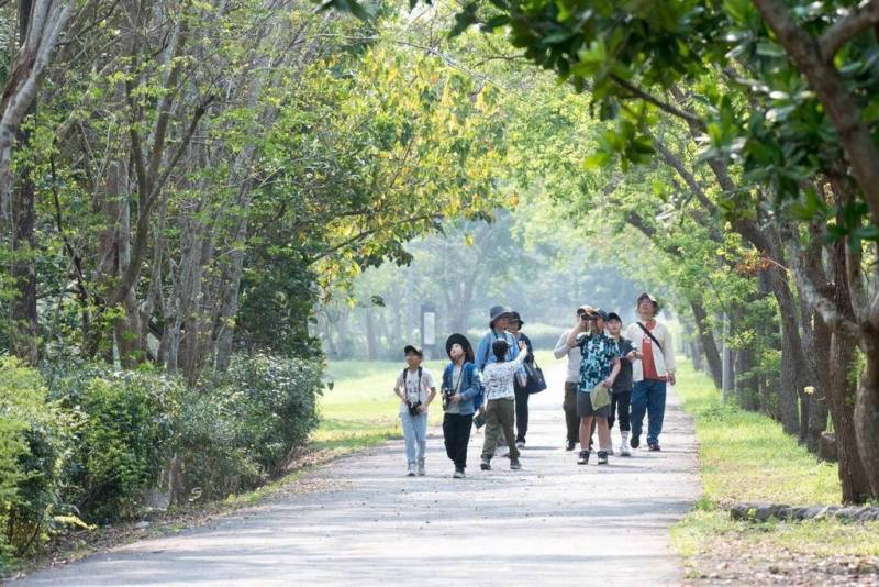 林業及自然保育署屏東分署與屏東鳥會合作舉辦「第2屆國小學童賞鳥比賽」，18日在林後四林平地森林園區登場，由志工隨隊引導學童進行科學觀察。（林業及自然保育署屏東分署提供）