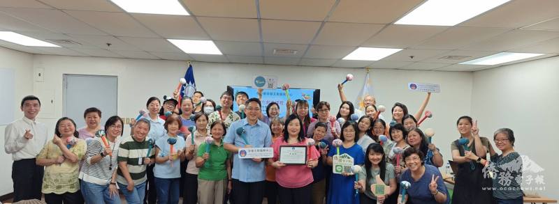 菲華文教服務中心辦理「端午艾香．手作文化課」，與會教師與講師合影留念，展現文化傳承與交流成果