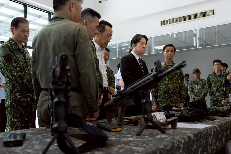 總統於「陸軍步兵訓練指揮部」視導狙擊手專用輔助裝備、T-112步槍裝備及駕駛模擬器等各項裝備