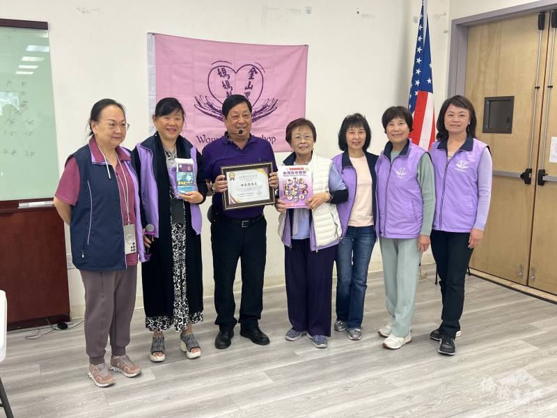 金山灣區媽媽教室創辦人高玉麗(右四)贈感謝狀給許承恩(左三)