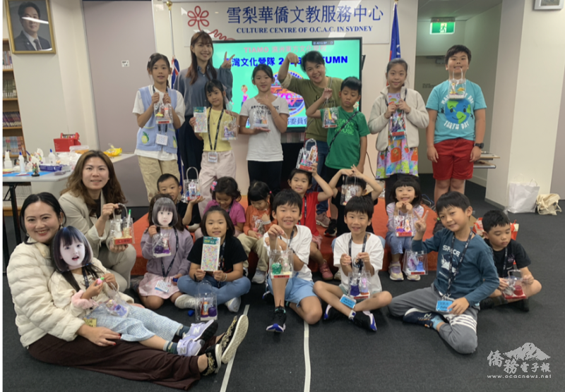 文教中心主任江佳慧（左二）與營隊學生合影