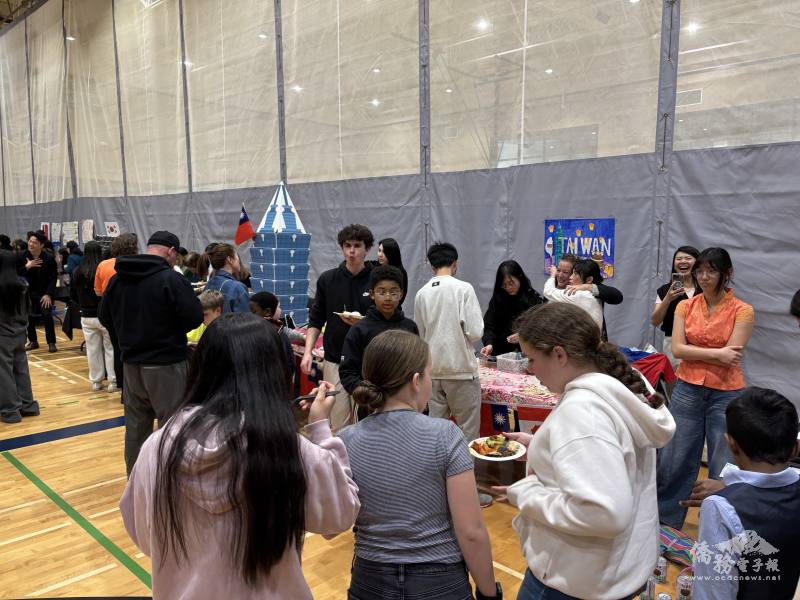 臺灣攤位以客家花布布置，更設置高達200公分的臺北101紙雕模型，吸引學生及家長駐足攤位前