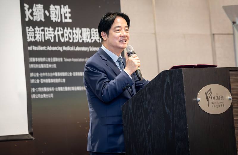 賴清德總統昨（18）日午間前往臺中出席「2026第17屆亞太醫學檢驗科學國際研討會」開幕式