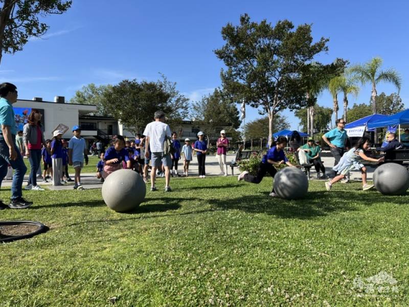 滾球比賽，學生們全力以赴