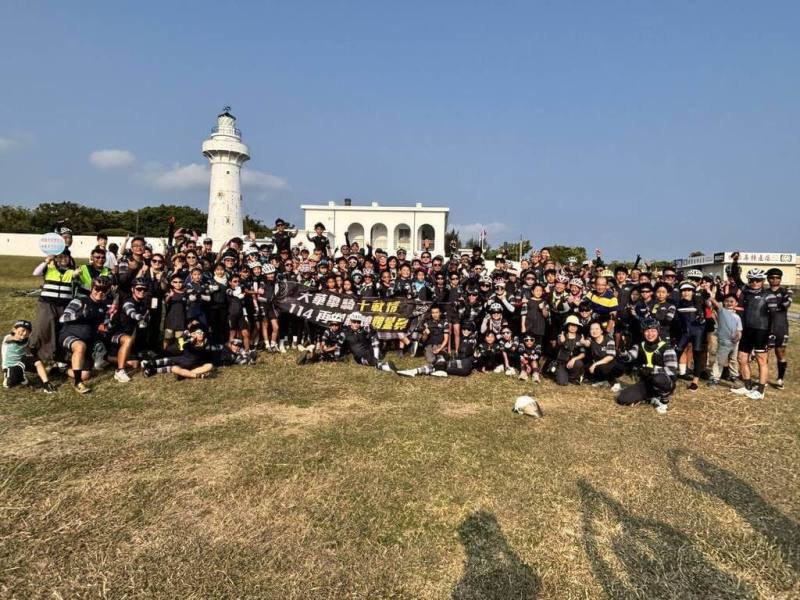 高雄市大華國小18日迎來別具意義的「畢業騎乘十週年」活動，畢業生、在校生及畢業校友共250人參與，合力完成總長153.8公里的屏東鵝鑾鼻長距離騎乘挑戰。（大華國小提供）