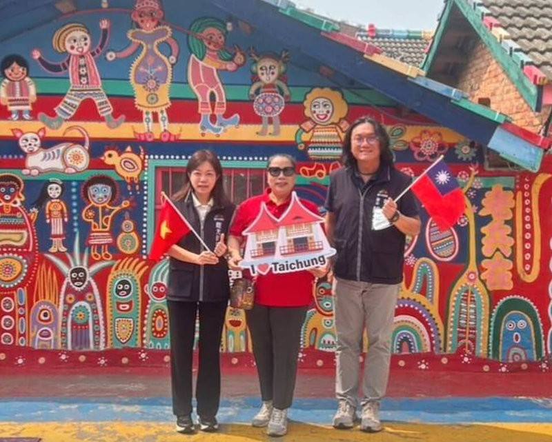 白沙屯媽祖進香、大甲媽祖遶境進香先後舉辦，台中市觀旅局接待越南越捷航空機上雜誌「One2Fly」來台踩線採訪，將台中宗教文化觀光推向國際，踩線團更走訪台中多個觀光景點。（台中市政府提供）