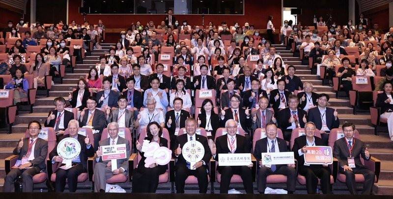 台灣進入超高齡社會，台北榮總18日舉辦高齡醫學中心20週年國際學術研討會，共同探討超高齡社會下整合照護與智慧醫療的發展趨勢，展現台灣高齡醫學20年來的重要成果與國際影響力。（北榮提供）