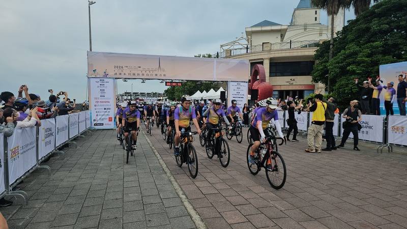 交通部公路局19日在淡江大橋通車前舉辦自行車活動，2500名車友在晨曦中前行，感受在橋上奔馳快感。