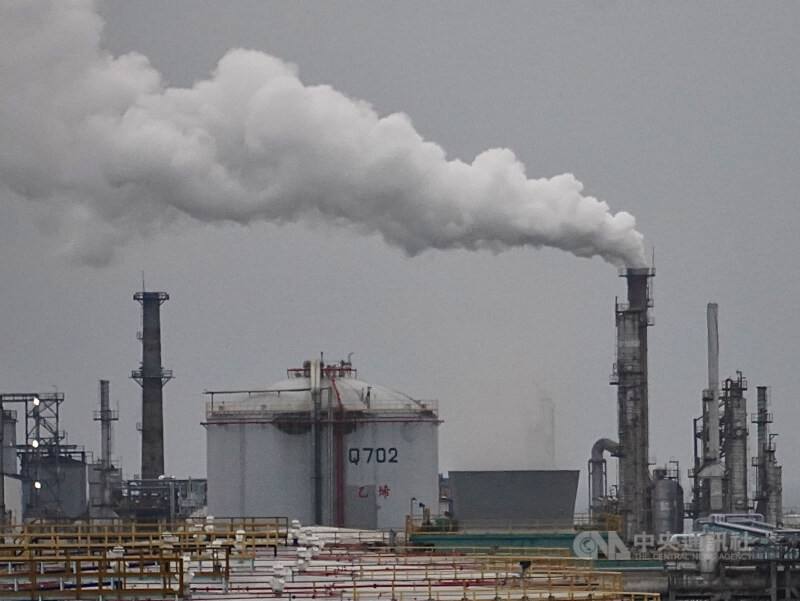 圖為高雄林園產業園區內的石化原料「乙烯」儲槽。（中央社檔案照片）