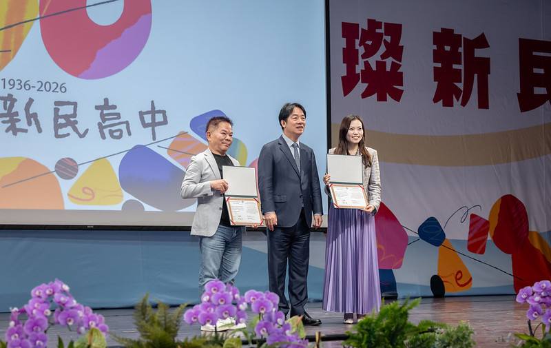 總統親頒獎項予服務滿40年資深教職員及傑出校友