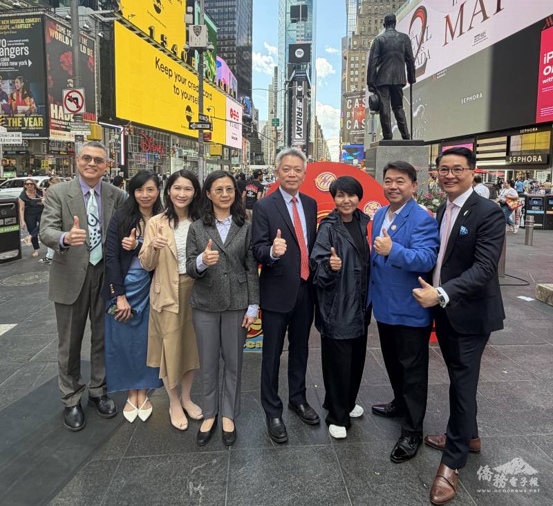 節目製作人崔長華（右三）與駐紐約辦事處大使李志強（左五）、副處長張麗賢（左四）、紐約文教中心主任王怡如（左三）、臺灣商會現任會長張育誠（右一）、前會長林慶甫（右二）等嘉賓合影留念，共同見證臺灣辦桌文化登上紐約時報廣場的重要時刻