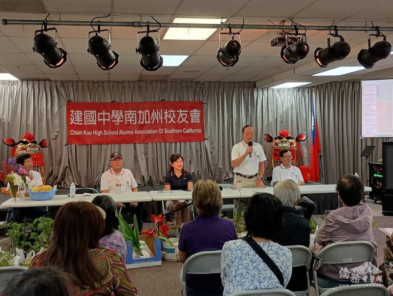 南加州建中校友會會長牟致遠(前右2)致詞
