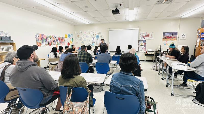 老師毛立楓帶領學生教唱《高山青》，並從歌曲背景到歌詞意境細緻解析