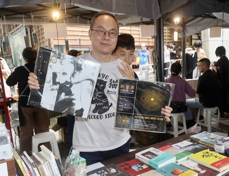 紀州庵文學森林18日舉辦「2026老派生活節」市集與系列活動，詩人鴻鴻（前）在市集擺攤，販售珍藏的黑膠唱片與絕版書。