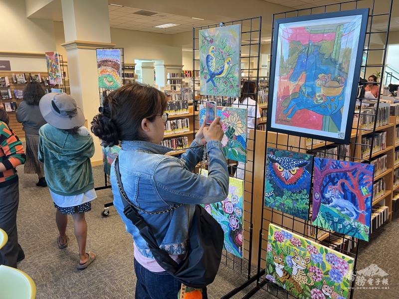 僑界與社區民眾欣賞畫作