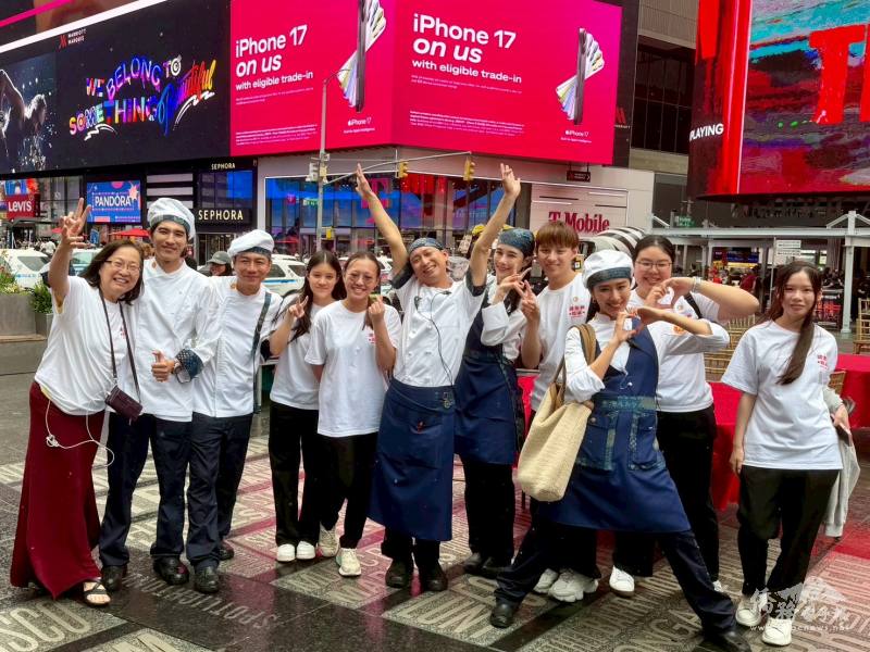 An authentic Taiwanese "banquet" was held in Times Square, with hosts浩子, 千千, chefs, and FASCA members supporting the event.