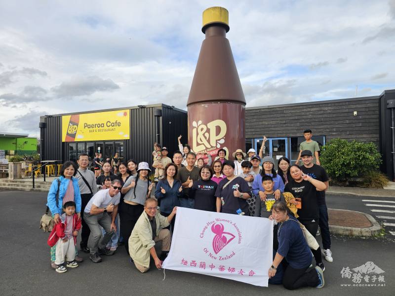 一行人與紐西蘭獨有L&P汽水瓶雕塑合影留念