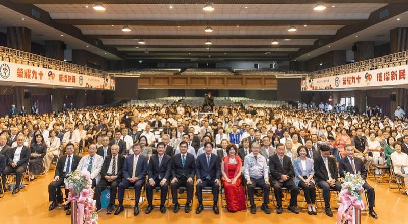 總統與新民高全體師生及校友合影