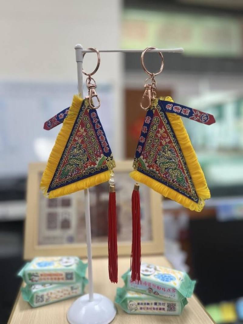 中華郵政展現跨域創新嘗試，攜手媽祖信仰重鎮，雲林郵局近期獨家推出的「朝天宮開運令旗鑰匙圈」，被視為將文化元素轉化為日常隨身小物的成功案例。（中華郵政提供）