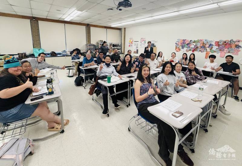 教唱活動後師生歡喜合影，學生在輕鬆愉快氛圍中學習華語