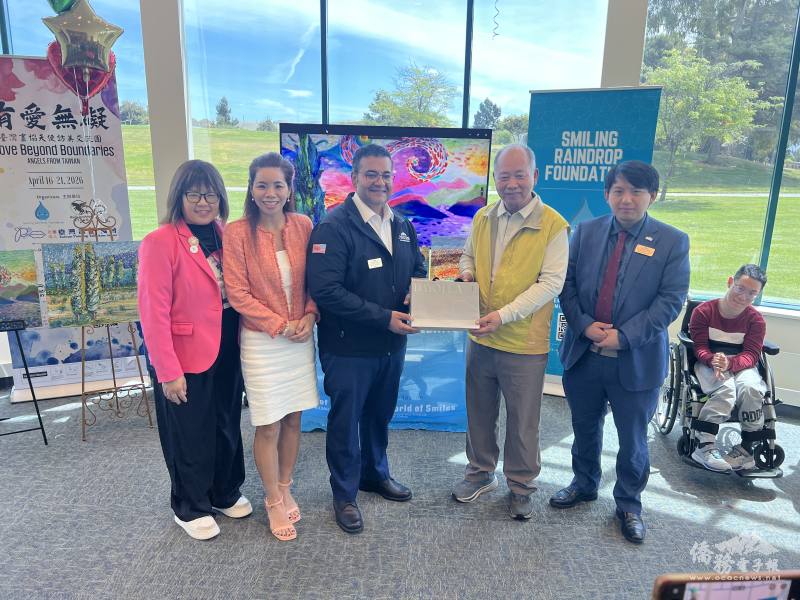 臺灣畫話協會理事長林國勳贈紀念品給Fremont市長及議員