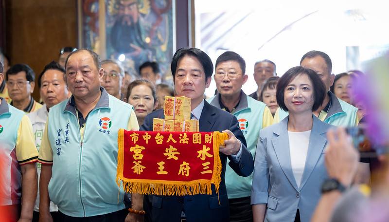 賴清德總統18日下午前往「台中市水安宮」參香祈福