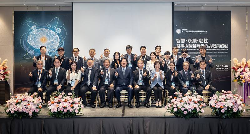 總統與出席人員合影