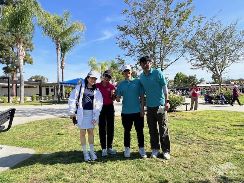 橙縣文教中心主任蕭蓓如（左一）、富樂頓中文學校校長李惠雅（左二）、富樂頓華人協會會長邱皓然（右二）與富樂頓華人協會前會長李征（右一）大合照