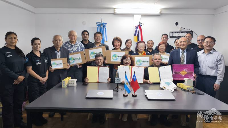 駐阿根廷代表處與第13A警局舉行設備捐贈儀式，雙方代表完成簽署並與捐贈設備合影，展現合作交流成果。