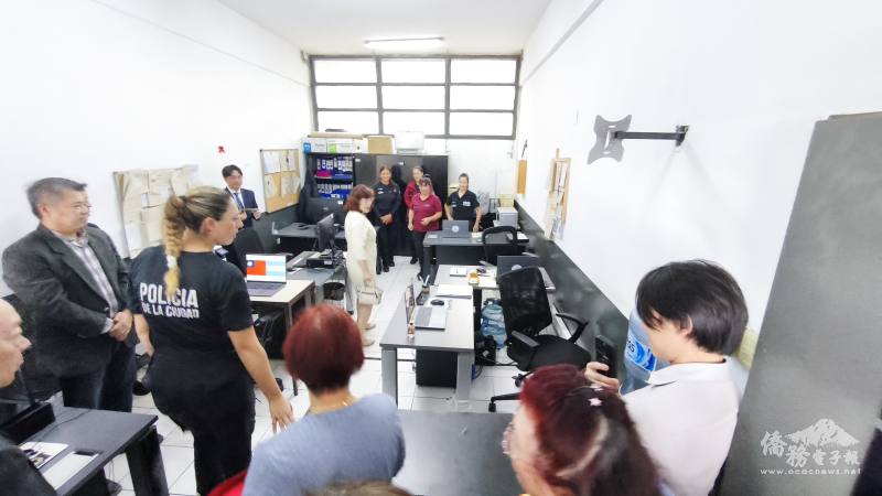 儀式最後，駐阿根廷代表處大使謝妙宏與僑界代表一同參觀警局數位設備與辦公環境，並向基層警員們交流致意。