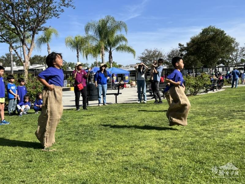 學生們認真地參與袋鼠跳比賽