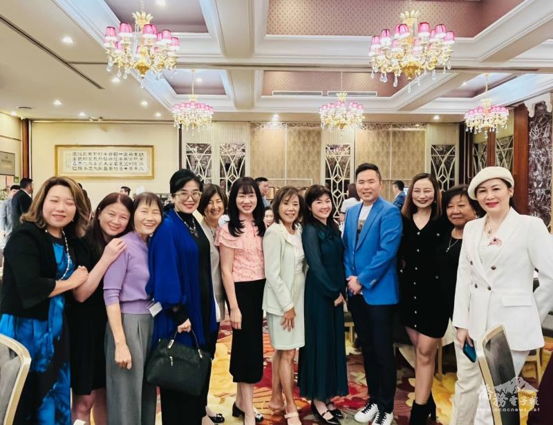 橙縣華人商會會長楊旻諺(右4)、僑務諮詢委員蔡玟慧（左４）與橙縣文教中心主任蕭蓓如(右5)及各界出席嘉賓合影