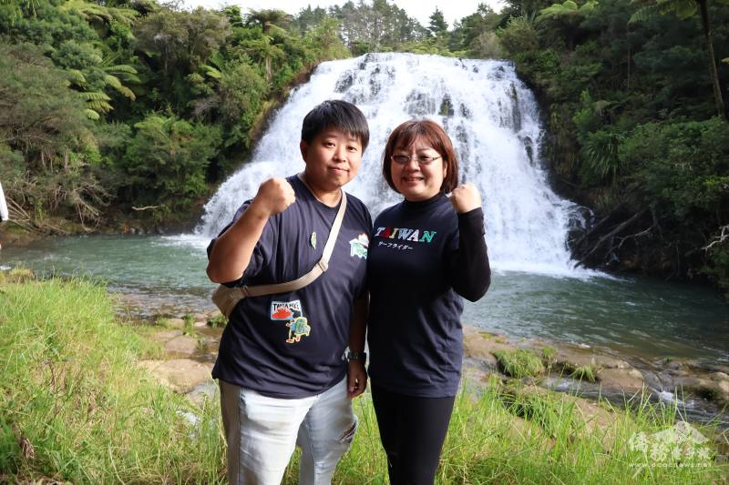 左:紐西蘭中華婦女會會長劉千瑋 右:駐奧克蘭辦事處陳詠韶處長