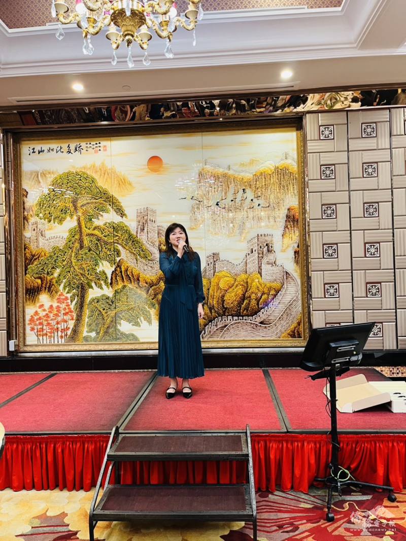 蕭蓓如受邀上台高歌同樂