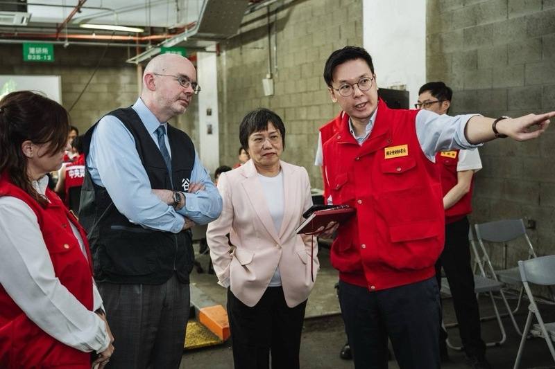 漢光42號電腦兵推演習結合行政院中央聯合應變中心兵棋推演於4月12日至21日協同展開，國安會17日邀請美國在台協會處長谷立言（圖左二）赴演練現場實地觀摩，內政部長劉世芳（圖右二）、國安會副秘書長林飛帆（圖右一）與會。（國安會提供）