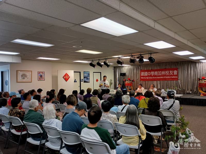 特別邀請林永森(前左2)、于國慶(前右2)及許希聖(前左1)三位重量級園藝達人聯手傳遞綠意分享植栽祕笈