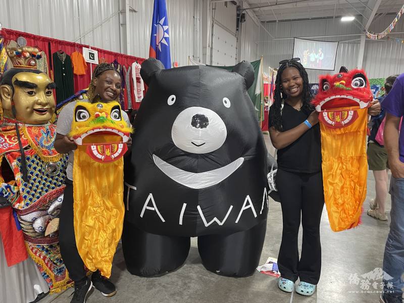 現場設置臺灣黑熊造型氣偶並展示電音三太子與舞獅元素，吸引民眾駐足拍照互動