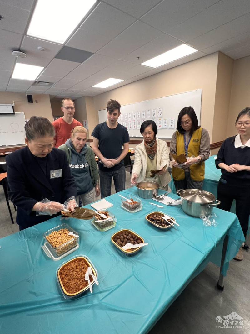 志工示範包粽技巧，學員專心學習並動手操作