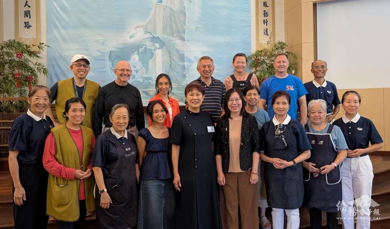 慈濟鳳凰城聯絡處負責人志工們與鍾佩珍（前排右四）合影