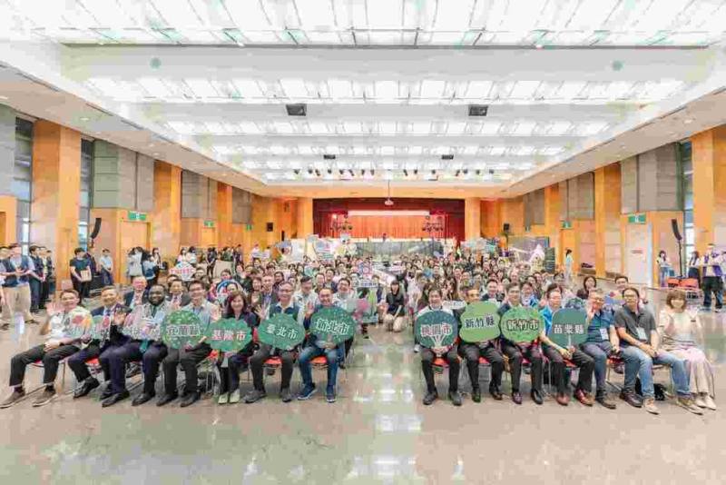 新北市長侯友宜（前左7）20日主持「為地球種下一棵樹—百萬人種百萬樹」成果發表記者會，與北台7縣市代表共同宣布，計畫達成「種植百萬棵樹」里程碑。（市府提供）