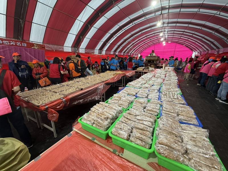 苗栗縣通霄鎮白沙屯拱天宮媽祖進香人數連年攀升，沿途熱心民眾發送物資餐點、結緣品，部分點心站規模龐大，宛如古早「吃飯擔」的超狂升級版。