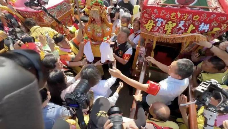 苗栗通霄白沙屯拱天宮媽祖徒步往北港進香活動，20日上午在通霄秋茂園空地完成「換轎」儀式，是回程途中第一次見到媽祖的機會。（民眾提供）