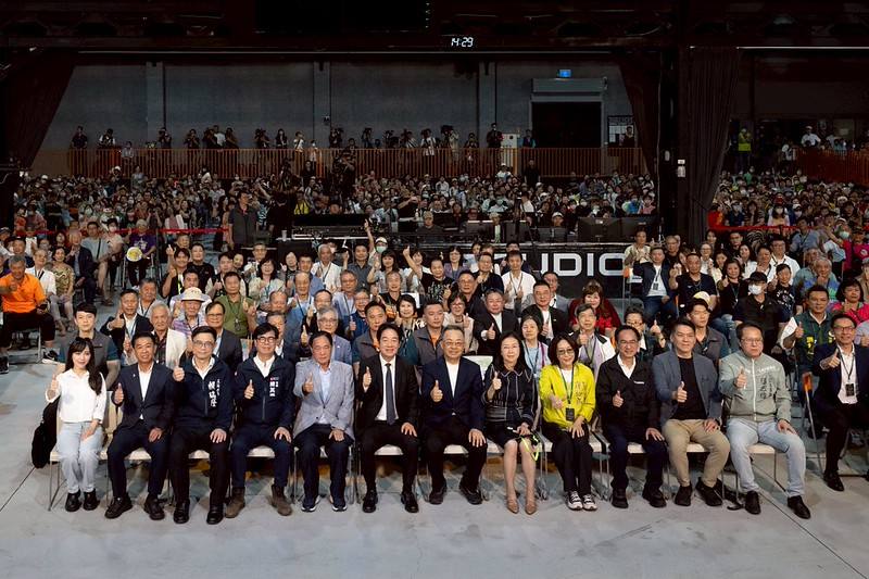 總統期盼所有政治工作者都能學習余登發與余陳月瑛兩位老縣長不畏強權、清廉勤政的精神，為臺灣這塊土地奉獻