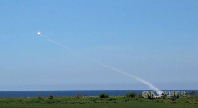 圖為菲律賓與美國2025年「肩並肩」聯合軍事演習，美軍陸戰隊的整合防空系統（MADIS）擊中空中目標。（中央社檔案照片）