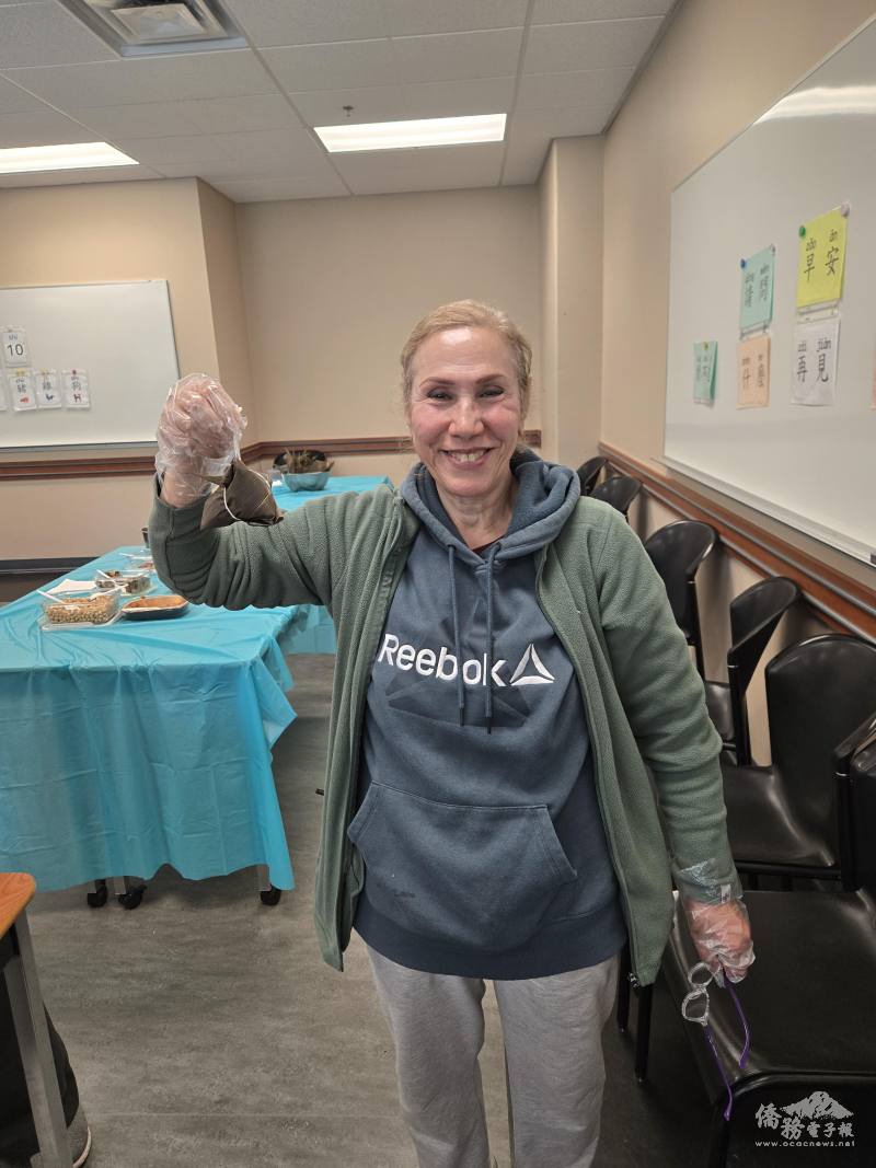 學員開心展示親手完成的粽子，臉上洋溢成就感