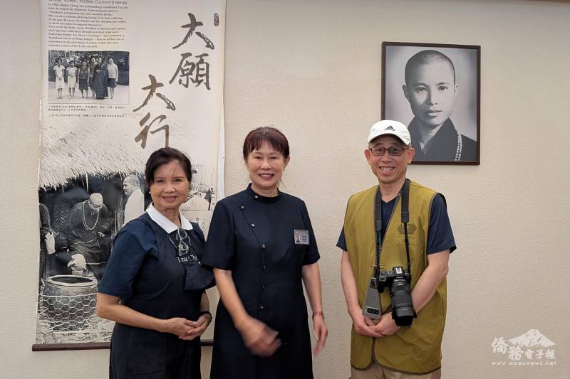 鳳凰城聯絡處的第一代志工（左起）李文惠、黃玉蓮、賴永發持續服務社區30年