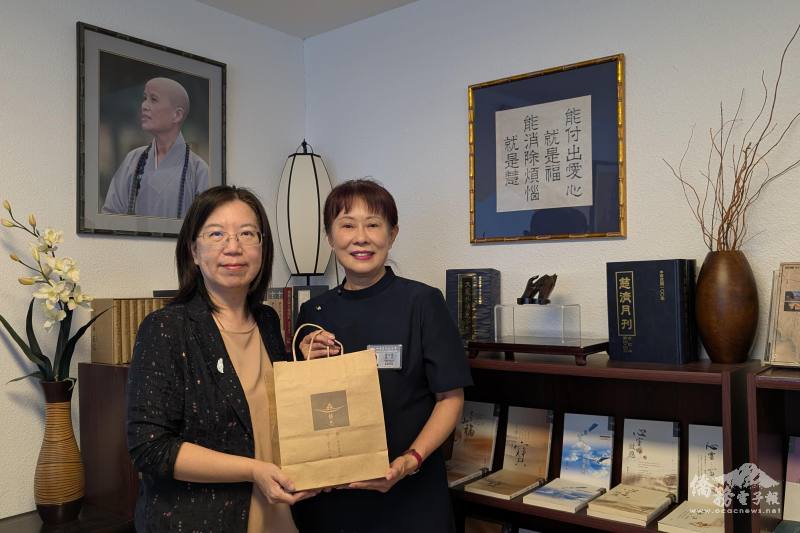 洛杉磯文教中心主任鍾佩珍（左）拜會慈濟鳳凰城聯絡處負責人黃玉蓮