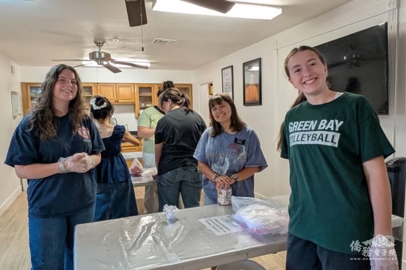 鳳凰城聯絡處幫助整理、發放食物的青年志工們